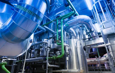 Fascio UV che colpisce una superficie catalitica dove si formano bolle di idrogeno, con separazione delle cariche in elettroni e lacune – produzione fotocatalitica di idrogeno