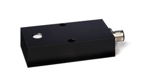 PLC-sensor in zwart rechthoekig behuizing met M12-connector en vlak aansluitend sensoroppervlak