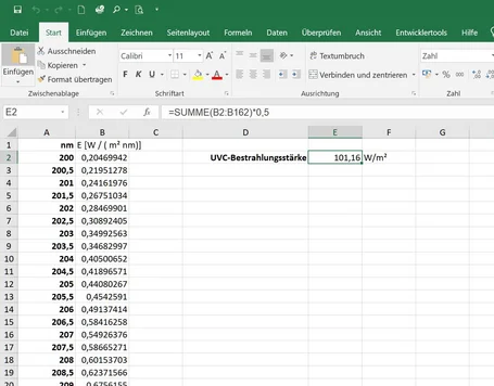 Laptop che mostra un foglio Excel con lunghezza d'onda e irradianza spettrale, la curva spettrale corrispondente e il risultato calcolato in mW/cm² – calcolo dell'irradianza in Excel
