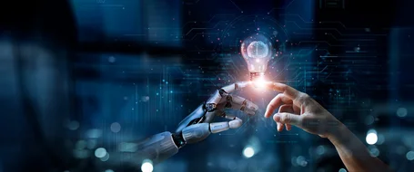 Braccio robotico con utensile UV LED sopra pezzi su un nastro trasportatore, accanto un monitor che mostra un'ispezione visiva con IA e le icone automatizzare, basato su IA, processi precisi e maggiore efficienza – robotica UV con IA