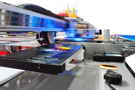 Emettitore superficiale a LED UV che polimerizza un nastro rivestito su un trasportatore – polimerizzazione UV e fotopolimerizzazione